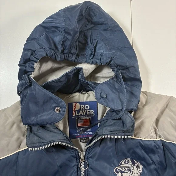 Vintage Georgetown Hoyas PRO PLAYER Puffer Coat Large Spell Out Jacket 90s Y2K